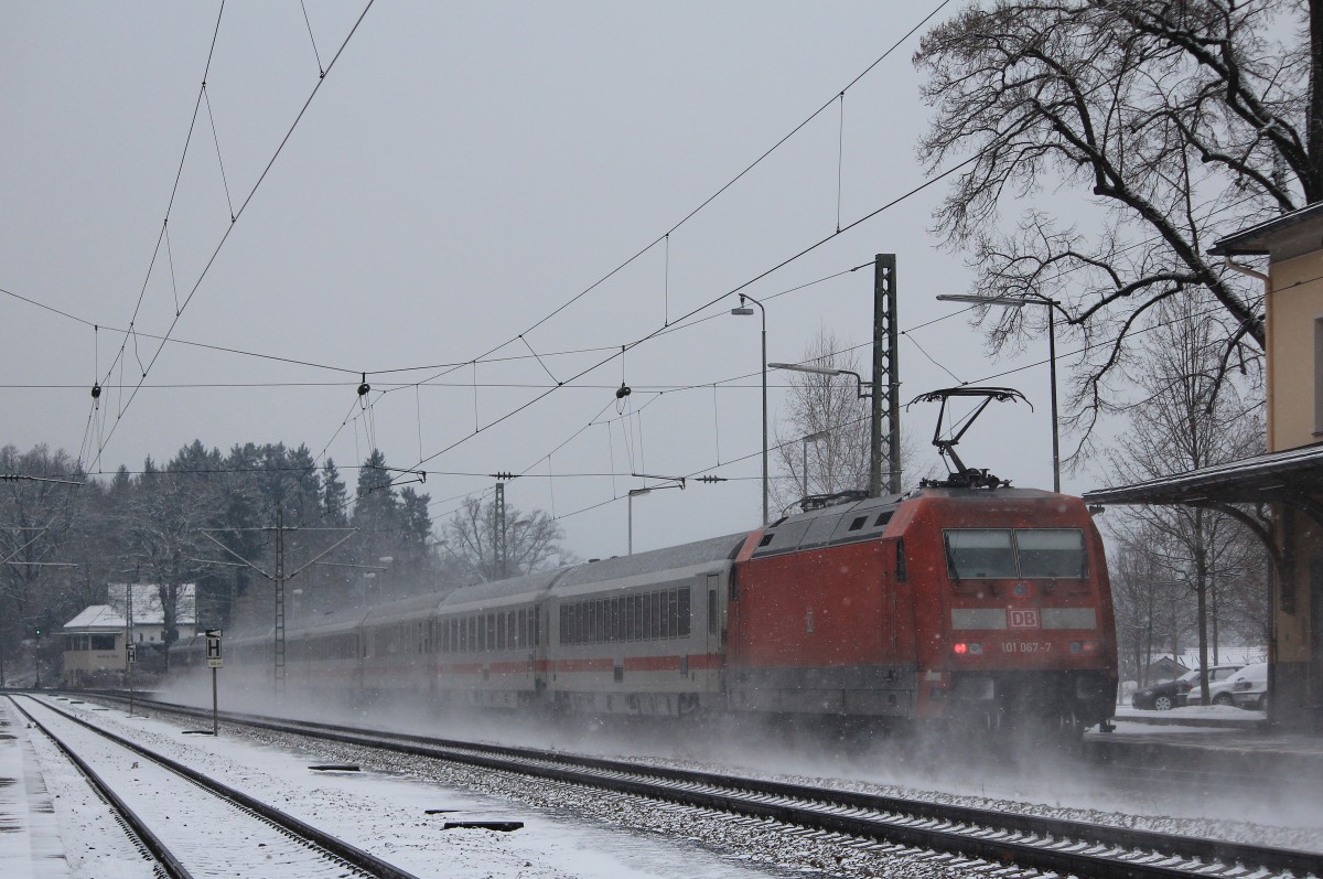 101 067-7 bei leichtem Schneefall am 12. Januar 2013 in Assling.