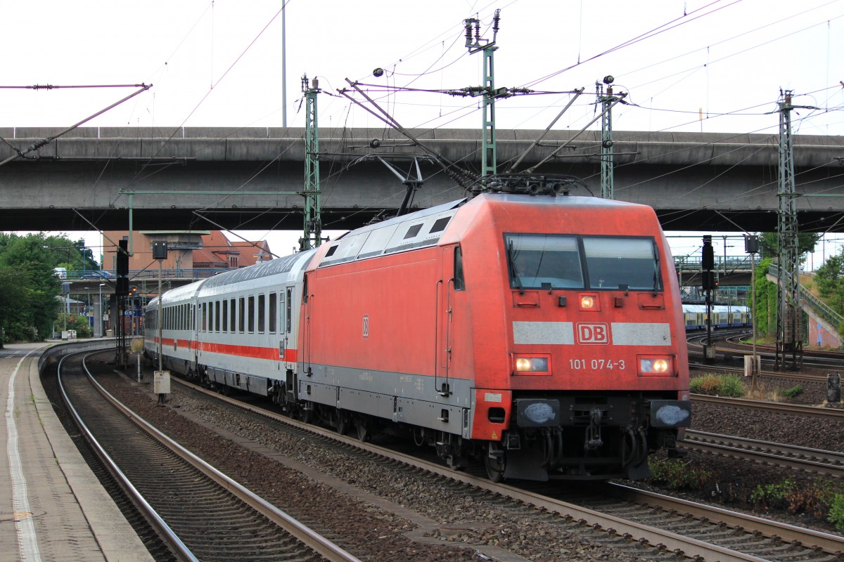 101 074-3 am 31. Juli 2013 bei der Ausfahrt aus Hamburg-Harburg.