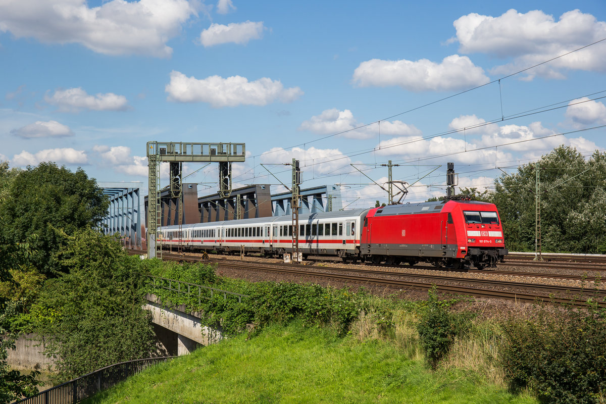 101 074-3 kurz nach den Sderelbbrcken in Hamburg, aufgenommen am 16. August 2017.