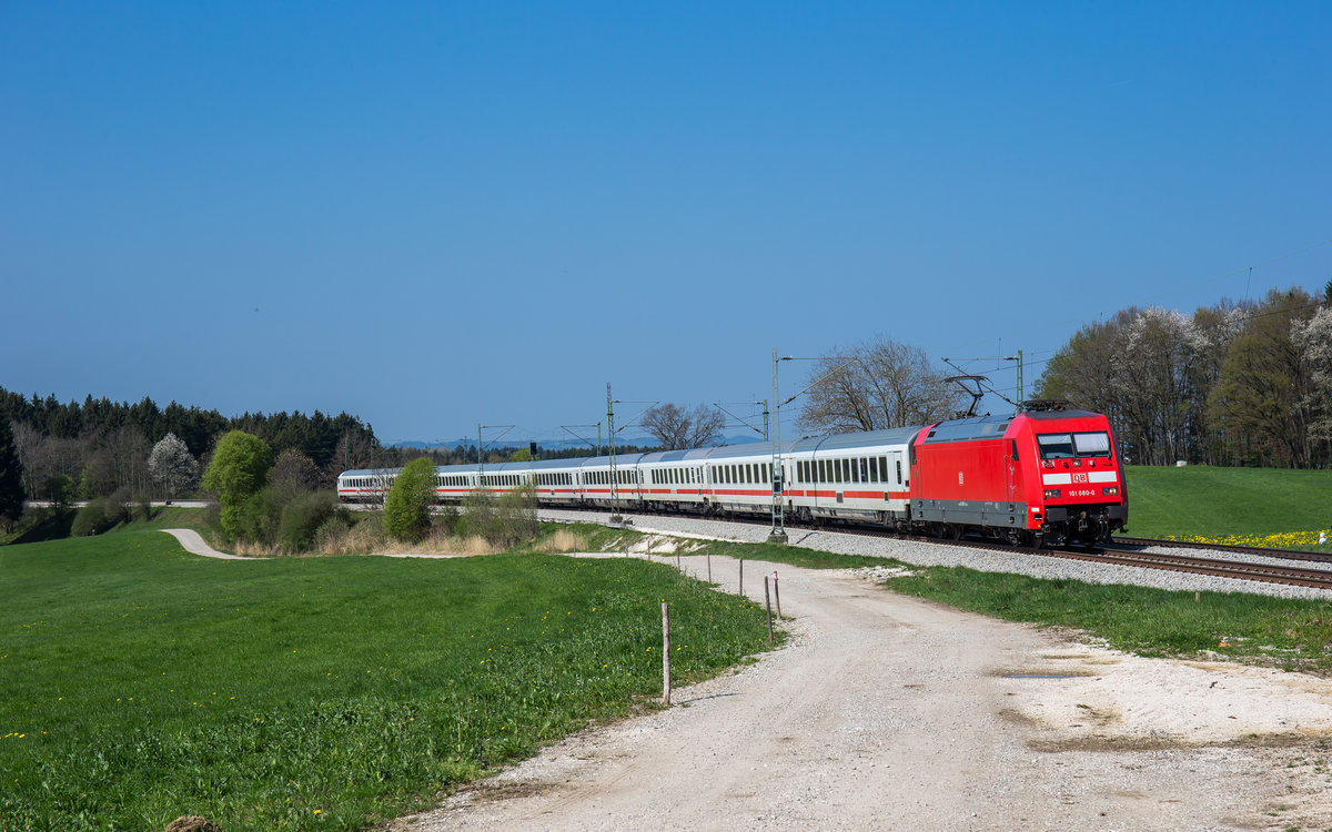 101 080 war am 9. April 2017 bei Htt in Richtung Salzburg unterwegs.