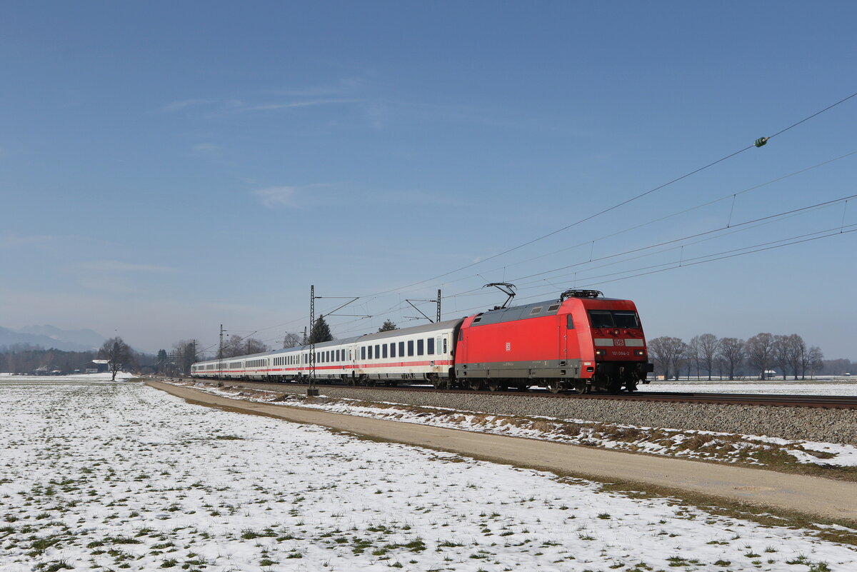 101 084 war am 2. Mrz 2023 mit einem  EC  bei bersee am Chiemsee in Richtung Salzburg unterwegs.