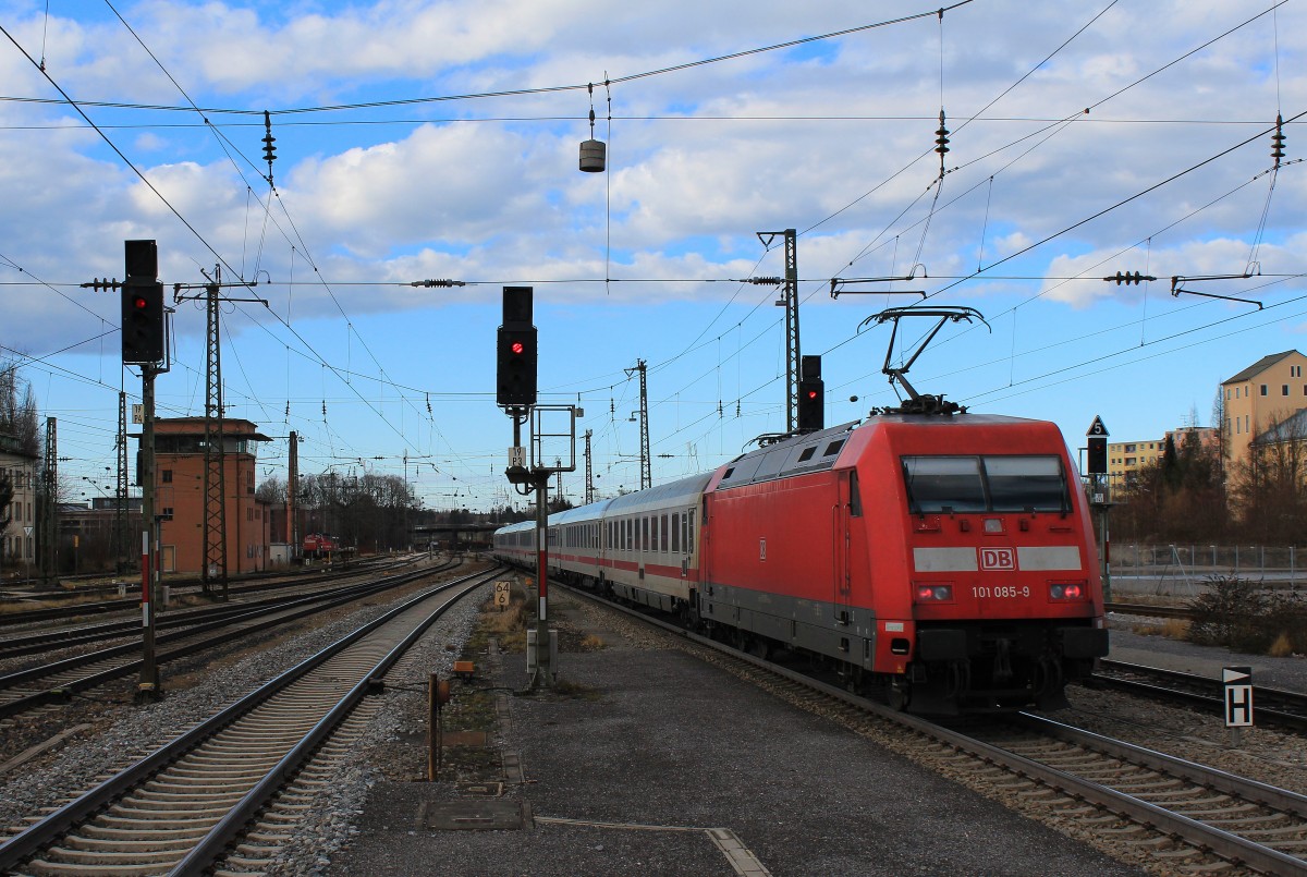 101 085-9 bei der Ausfahrt aus dem Bahnhof von Rosenheim am 3. Dezember 2012.