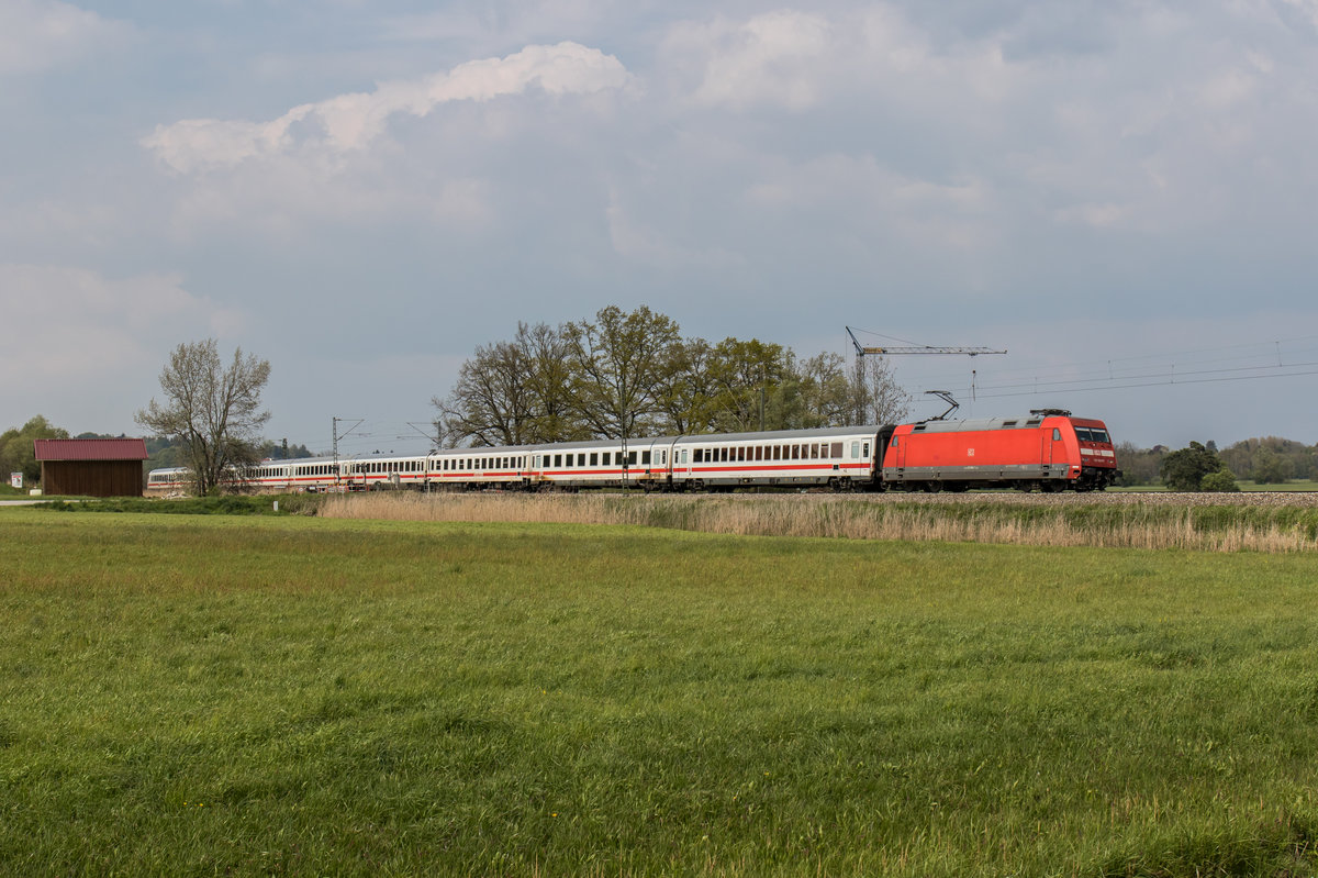 101 086-7 war am 3. Mai 2016 bei Weisham in Richtung Salzburg unterwegs.