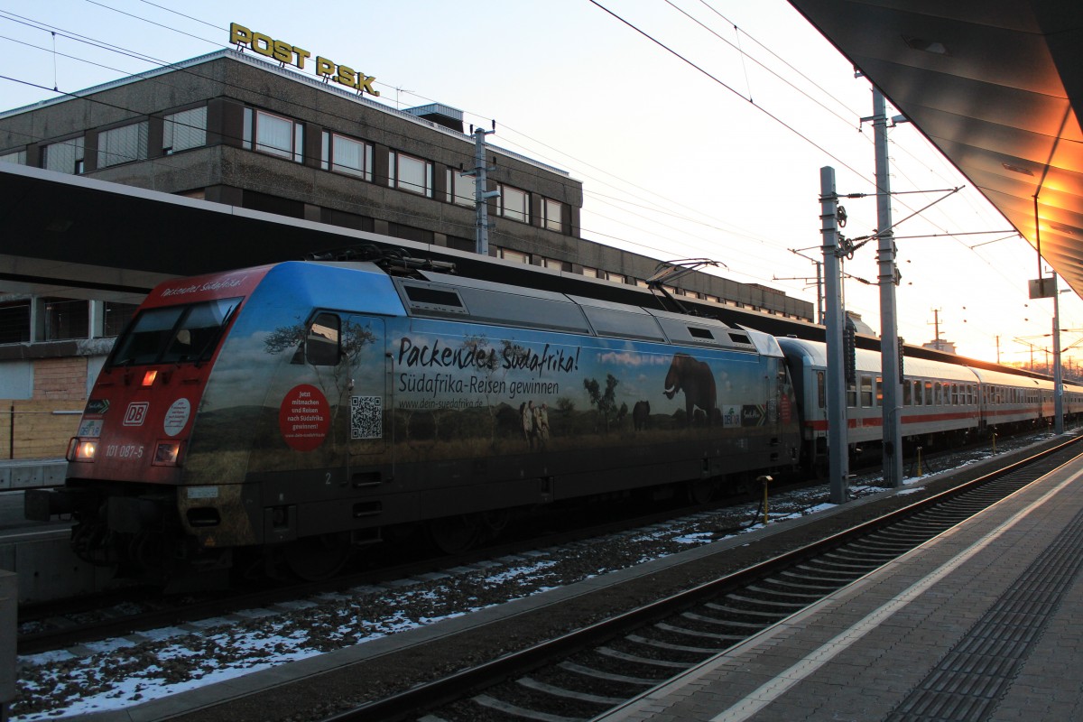 101 087-5 ebenfalls mit  Sdafrika -Werbung am 16. Mrz 2013 im Bahnhof von St. Plten.