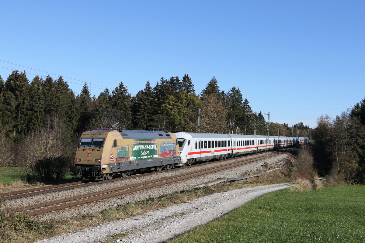 101 088  Dampfbahn Route Sachsen  vor einem defekten Steuerwagen aus Freilassing kommend am 15. November 2022 bei Grabensttt im Chiemgau.