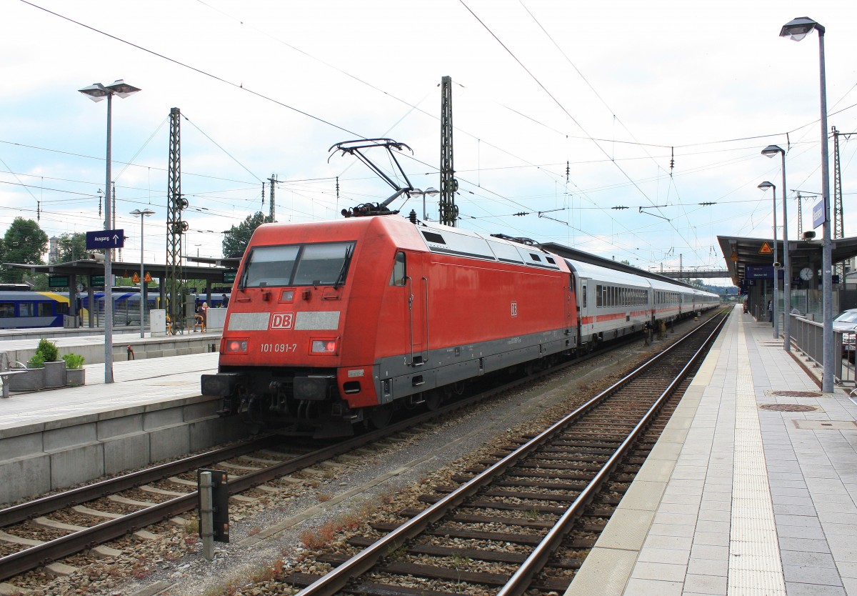 101 091-7 am 24. Mai 2014 im Bahnhof von Rosenheim.