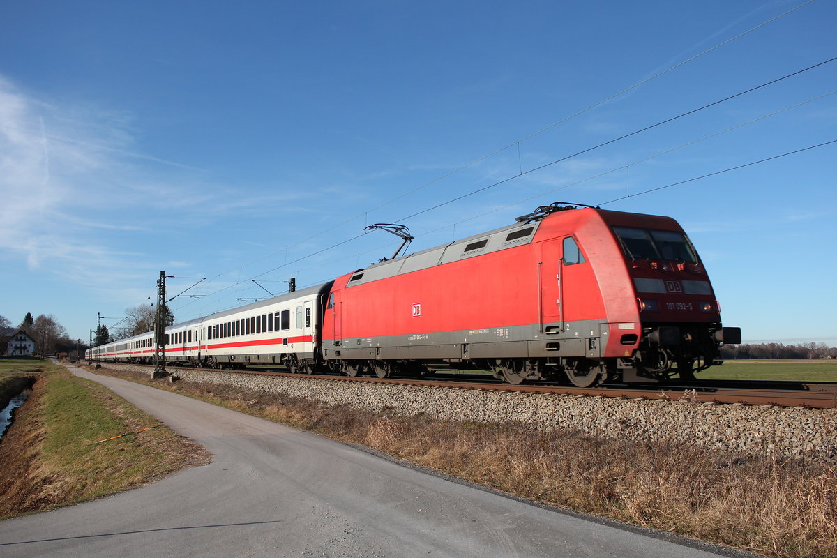 101 092-5 auf dem Weg nach Salzburg. Aufgenommen am 10. Dezember 2016 bei bersee am Chiemsee.