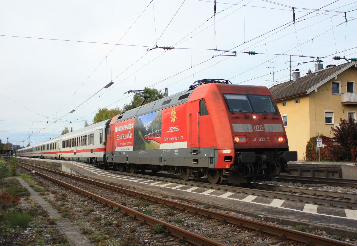 101 092-5 macht Werbung für den  Bernina-Express . Aufgenommen am 7. Oktober 2014 im Bahnhof von Prien am Chiemsee.