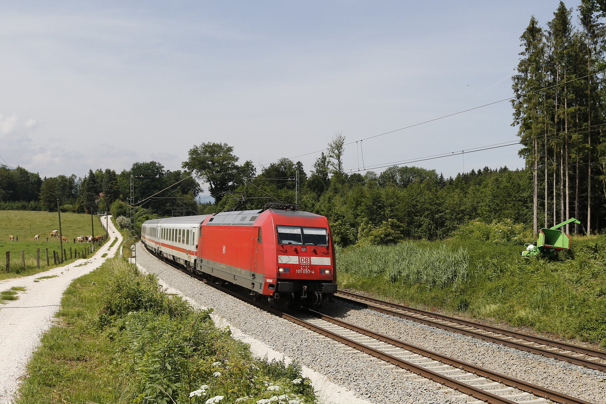 101 097-4 unterwegs von Mnchen nach Salzburg am 8. Juni 2018 bei Grabensttt.