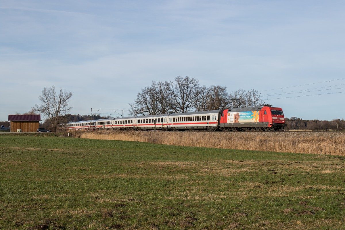 101 099-0 mit  Schau ins Land-Reisen -Werbung war am 6. Februar 2016 bei Weisham in Richtung Salzburg unterwegs.