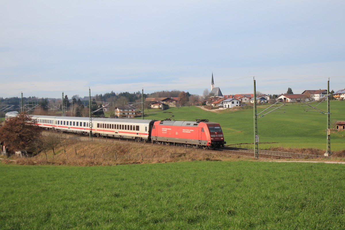 101 112-1 war am 13. Dezember 2014 bei Teisendorf in Richtung Salzburg unterwegs.