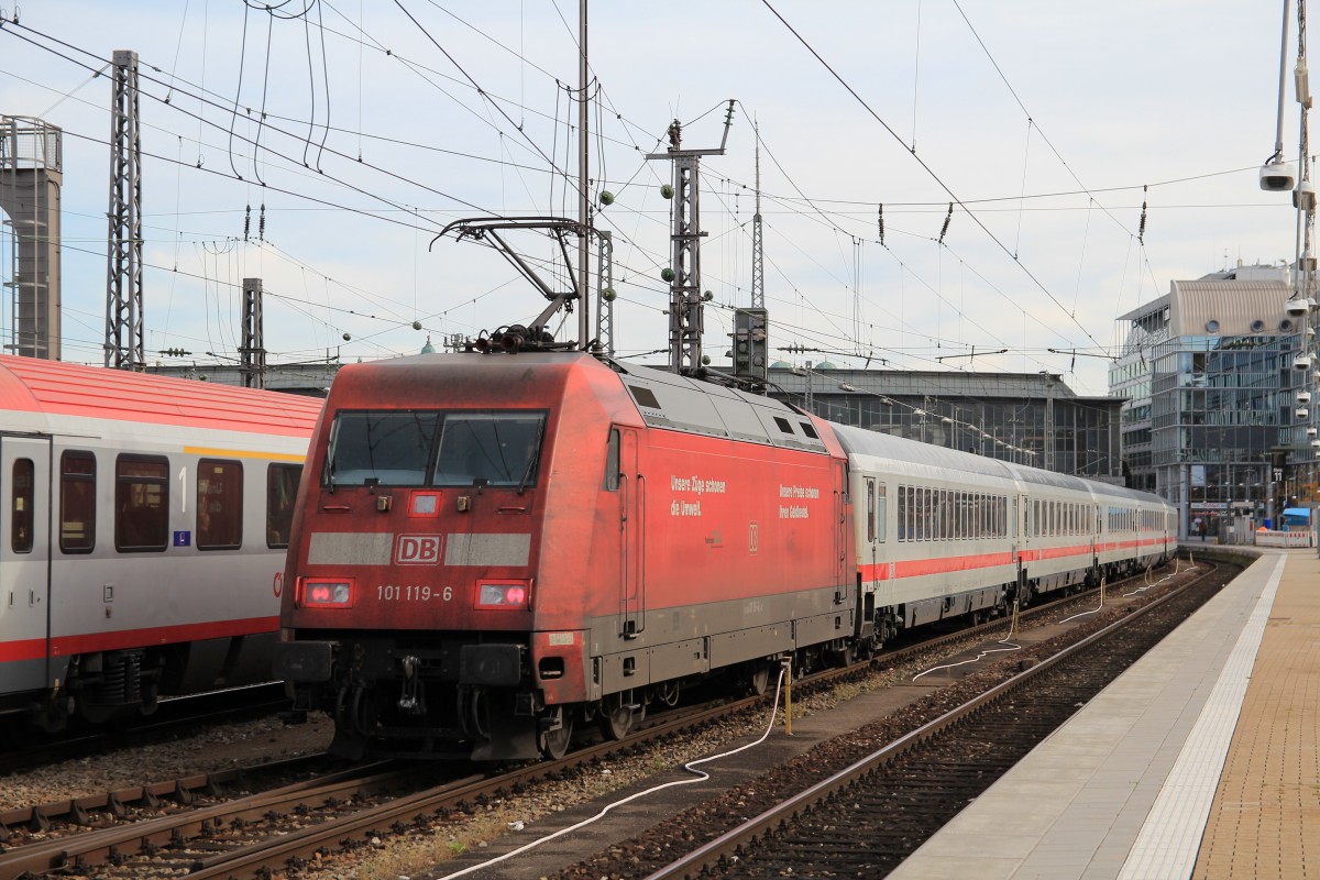 101 119-6 bei der Ausfahrt aus dem Mnchner Hauptbahnhof am 21. Oktober 2013.