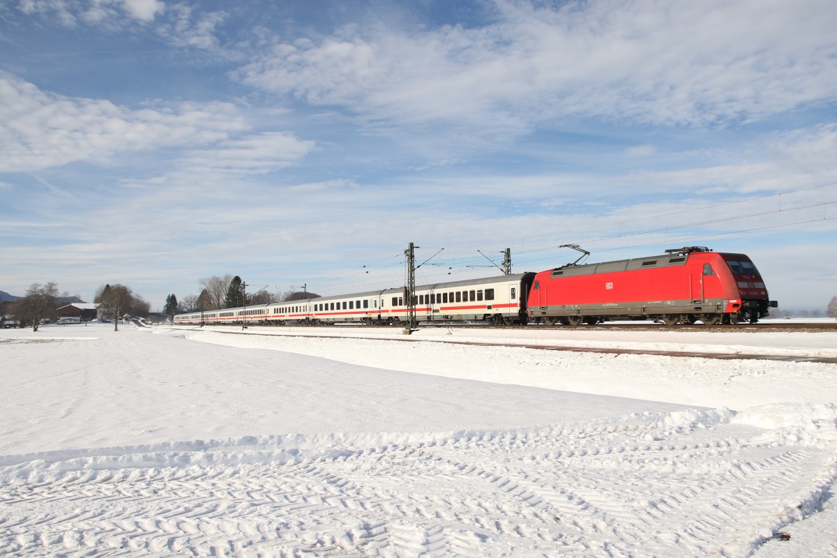 101 120-4 war am 2. Januar 2015 bei bersee am Chiemsee auf dem Weg nach Salzburg.