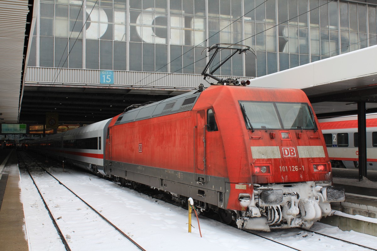 101 126-1 kam am 21. Januar 2013 schiebend im Mnchner Hauptbahnhof an.