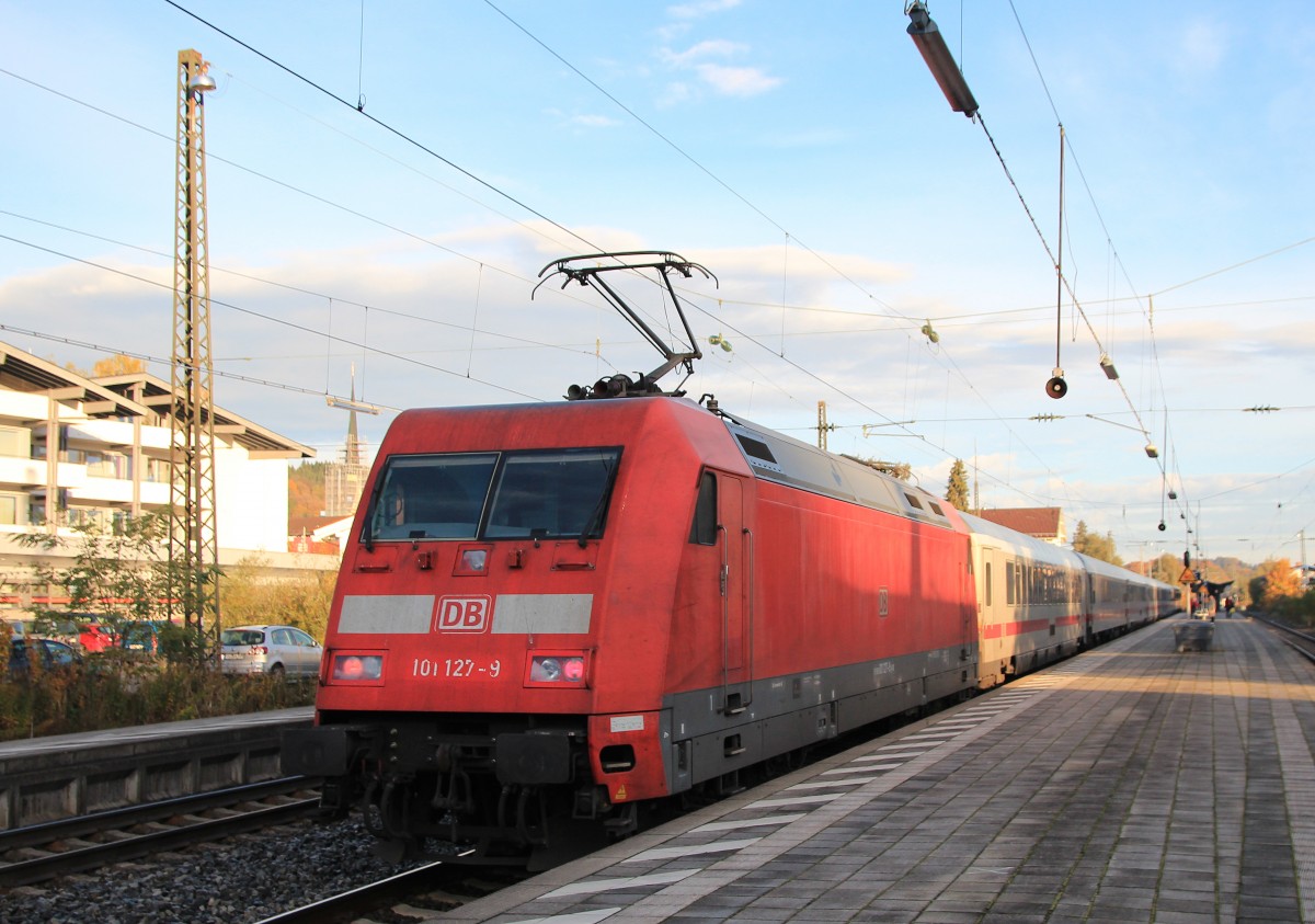 101 127-9 am 21. Oktober 2013 im Bahnhof von Prien am Chiemsee.