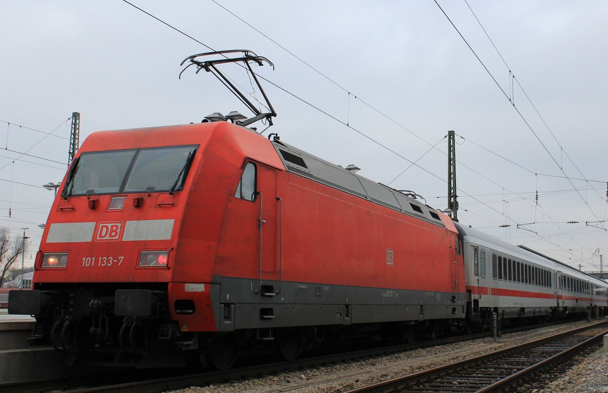 101 133-7 bei Halt am 1. Dezember 2012 im Bahnhof von Rosenheim.