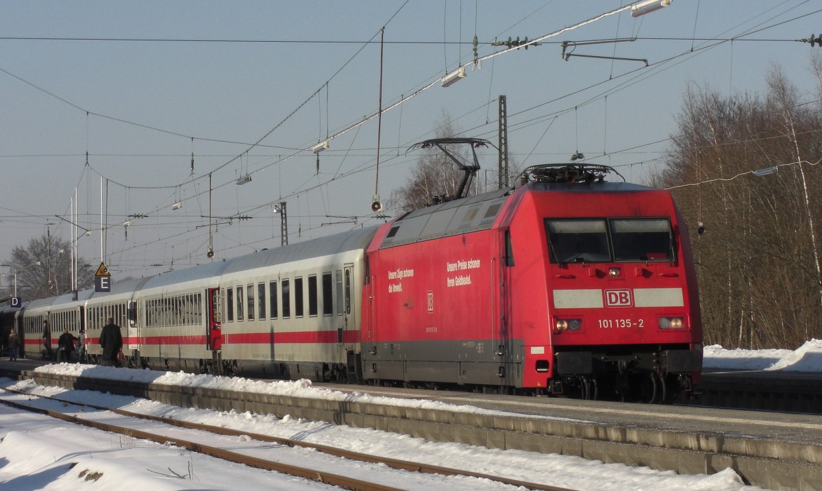 101 135-2 beim Halt im Bahnhof von Prien am 16. Januar 2007.