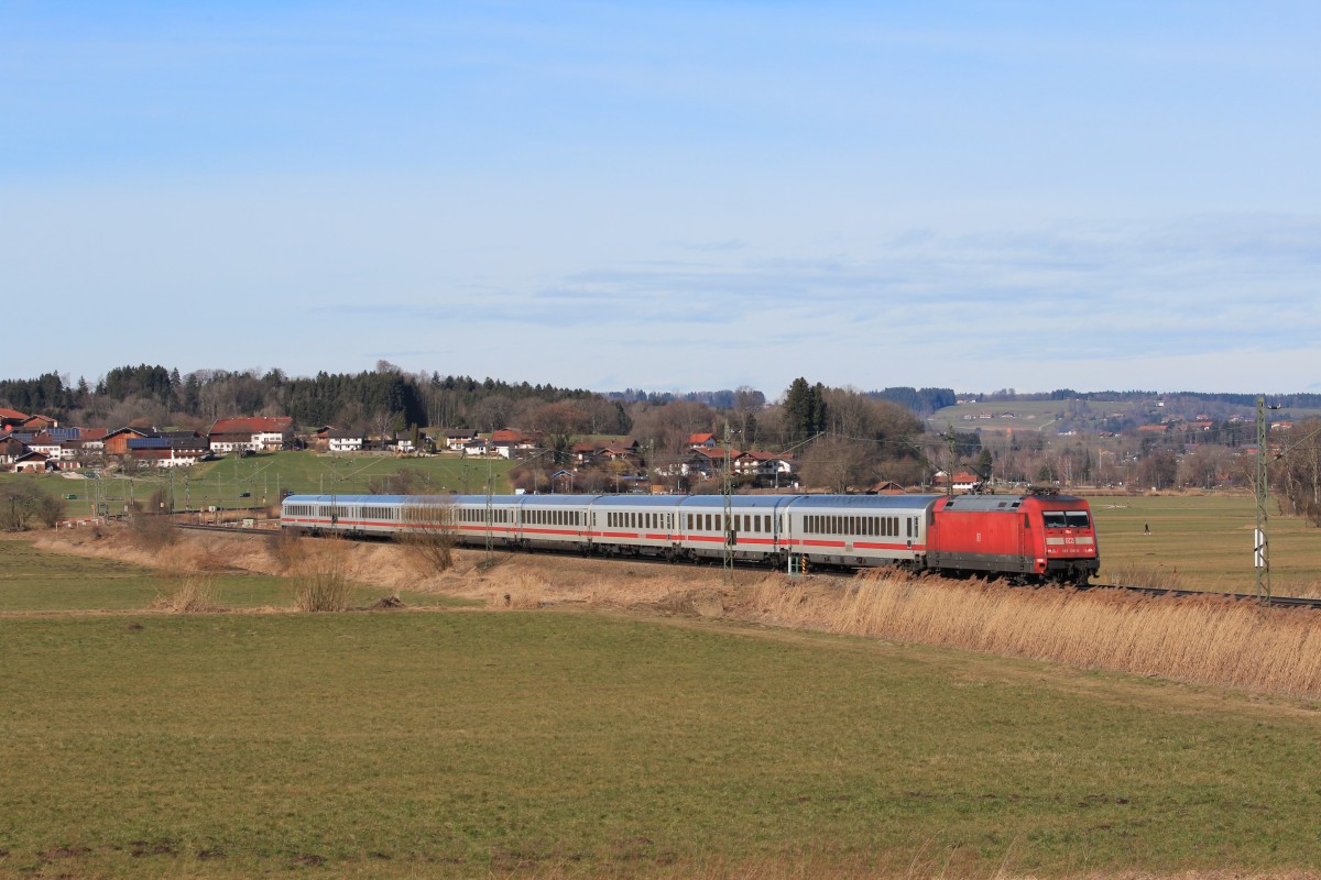 101 136-0 war am 15. Februar 2014 bei Bernau in Richtung Salzburg unterwegs.