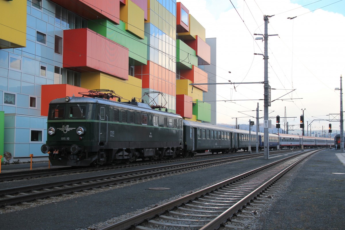 1010.10 fhrt am 30. November 2013 mit einem Sonderzug aus Wien in den Salzburger Hauptbahnhof ein.