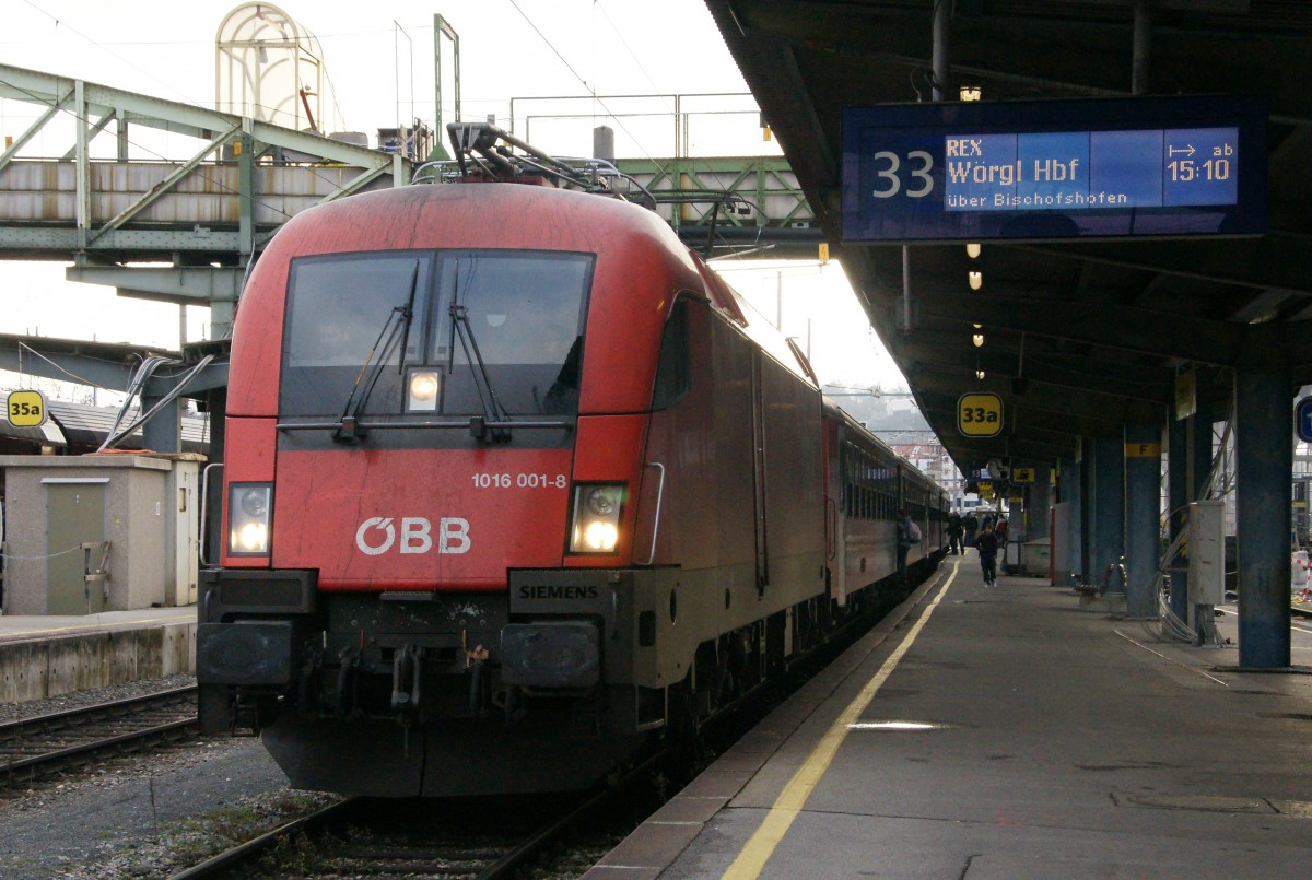 1016 001-8 am 11. Dezember 2011 mit einem REX nach Wrgl im Salzburger Hauptbahnhof.