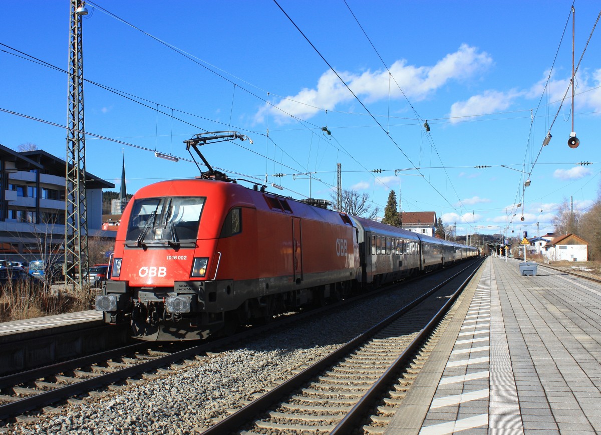1016 002-6 machte auf dem Weg von München nach Salzburg am 14. Februar 2014 halt im Bahnhof von Prien am Chiemsee.