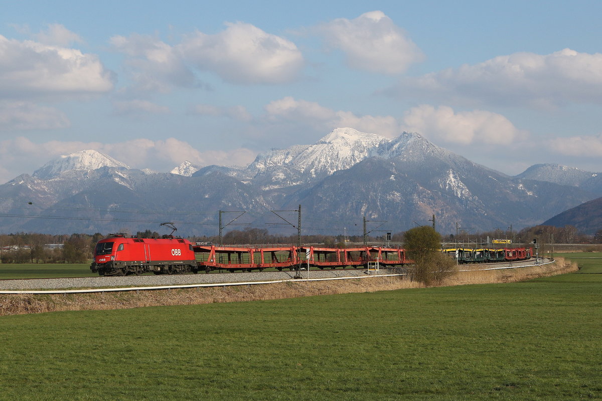 1016 002 mit einem Autoleerzug aus Salzburg kommend am 16. April 2021 bei Bernau am Chiemsee.