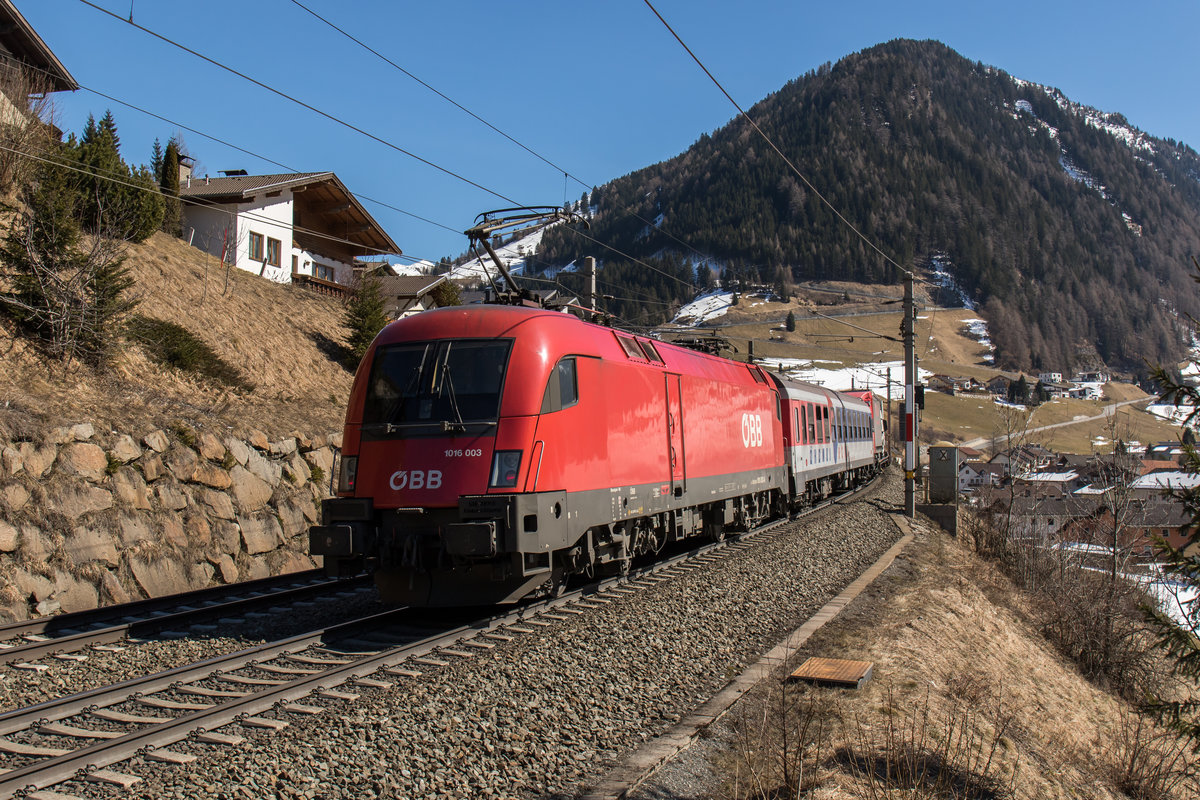 1016 003-6 war am 19. Mrz 2016 bei St. Jodok schiebend an einer  RoLa  in Richtung  Brenner  im Einsatz.
