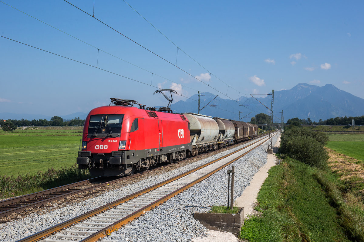 1016 003 mit einem kurzen gemischten Gterzug am 29. August 2017 bei Bernau am Chiemsee.