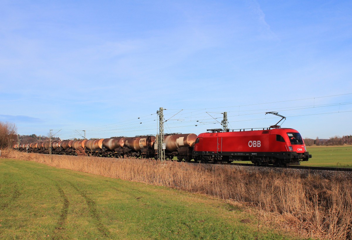 1016 007-5 mit einem Knick-Kesselwagenzug zwischen Prien am Chiemsee und Bernau. Aufgenommen am 29. Dezember 2012.
