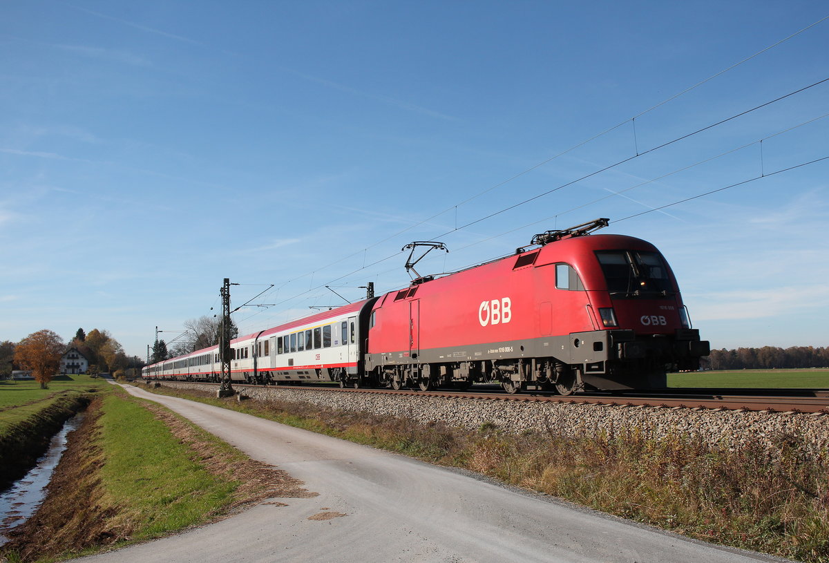 1016 008-5 war am 1. November 2016 mit einem EC bei bersee am Chiemsee in Richtung Salzburg unterwegs.
