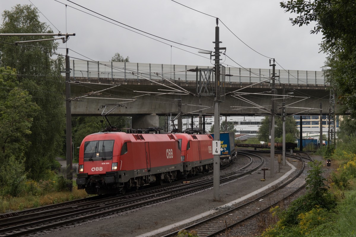 1016 008-6 und 1116 194 bei der Einfahrt in den Bahnhof von Kufstein am 25. August 2015.
