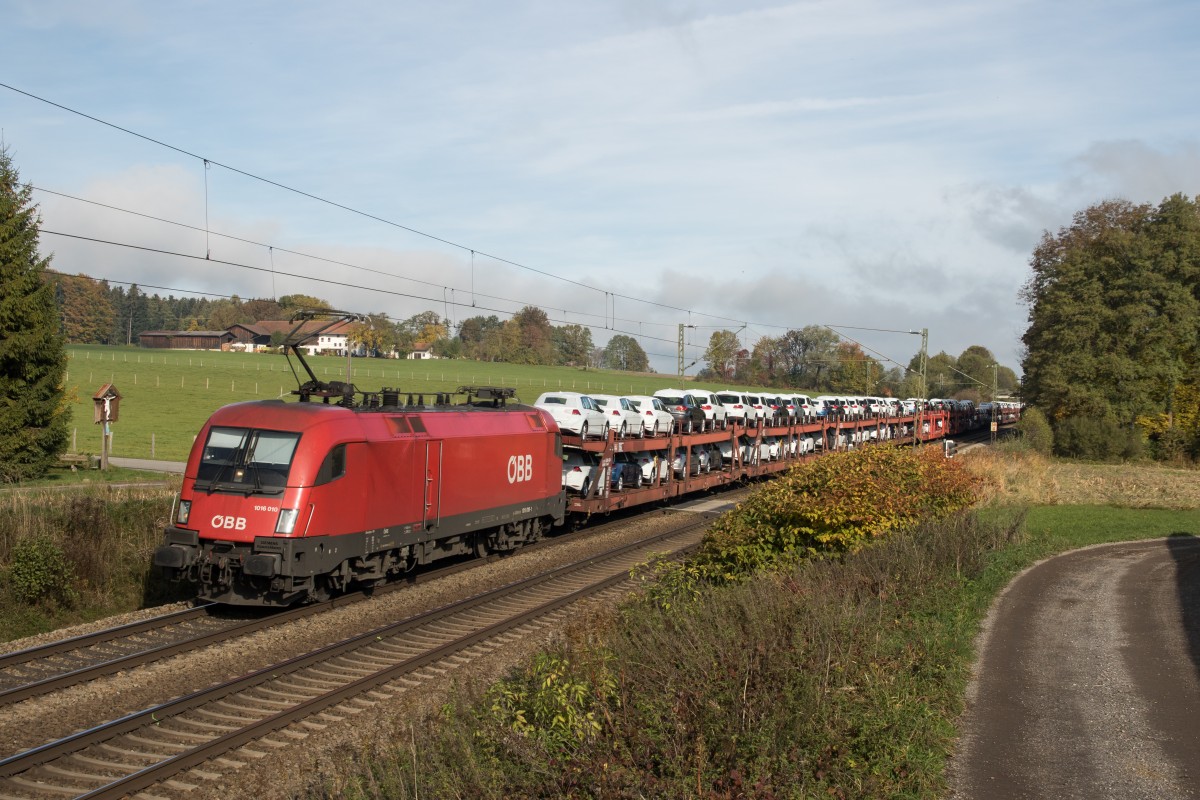 1016 010-1 mit einem Autozug aus Mnchen kommend am 24. Oktober 2015 bei Vogl.