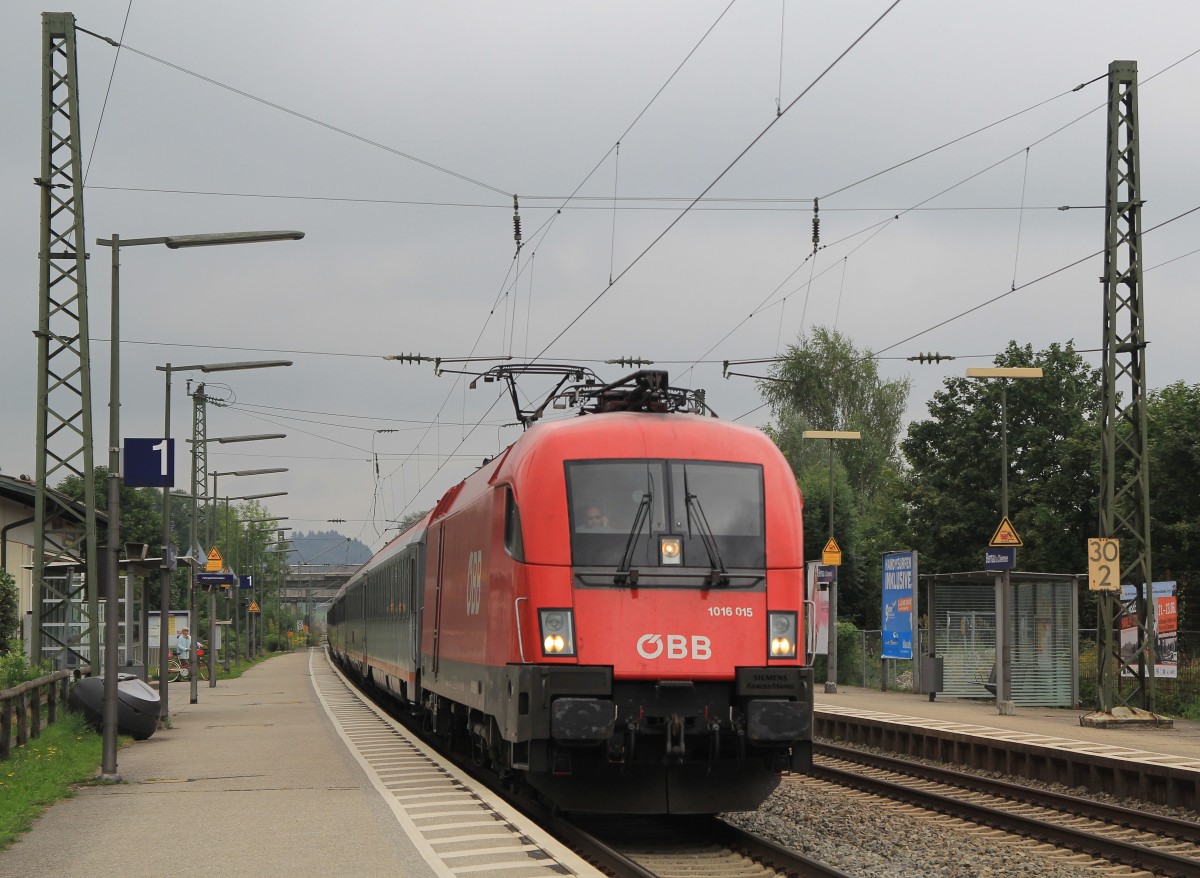 1016 015 durchfhrt soeben den Bahnhof von Bernau am Chiemsee in Richtung Salzburg. Aufgenommen am 27. August 2013.