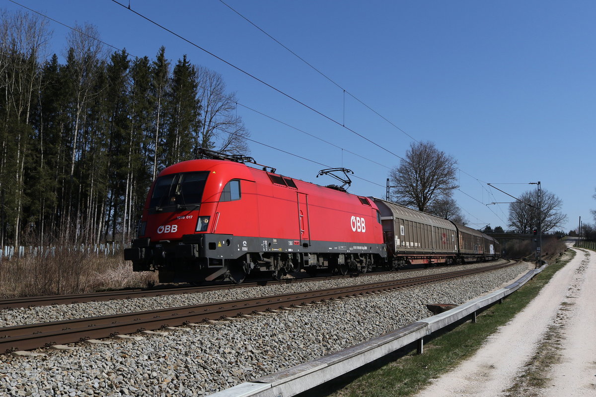 1016 017 aus Salzburg kommend am 1. April 2020 bei Grabensttt im Chiemgau.