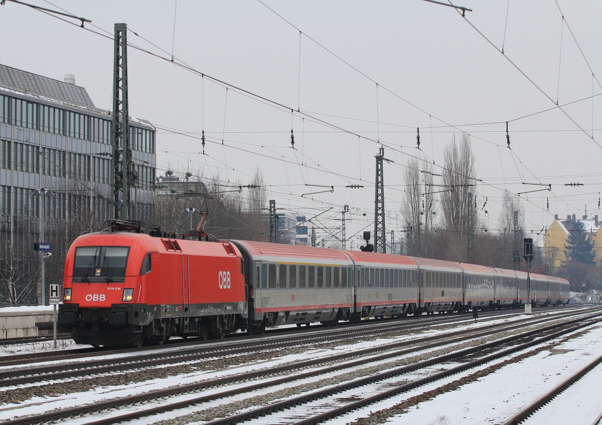 1016 018-2 durchfhrt am 27. Mrz 2013 auf dem Weg zum Mnchner Hauptbahnhof den Bahnhof  Heimeranplatz .