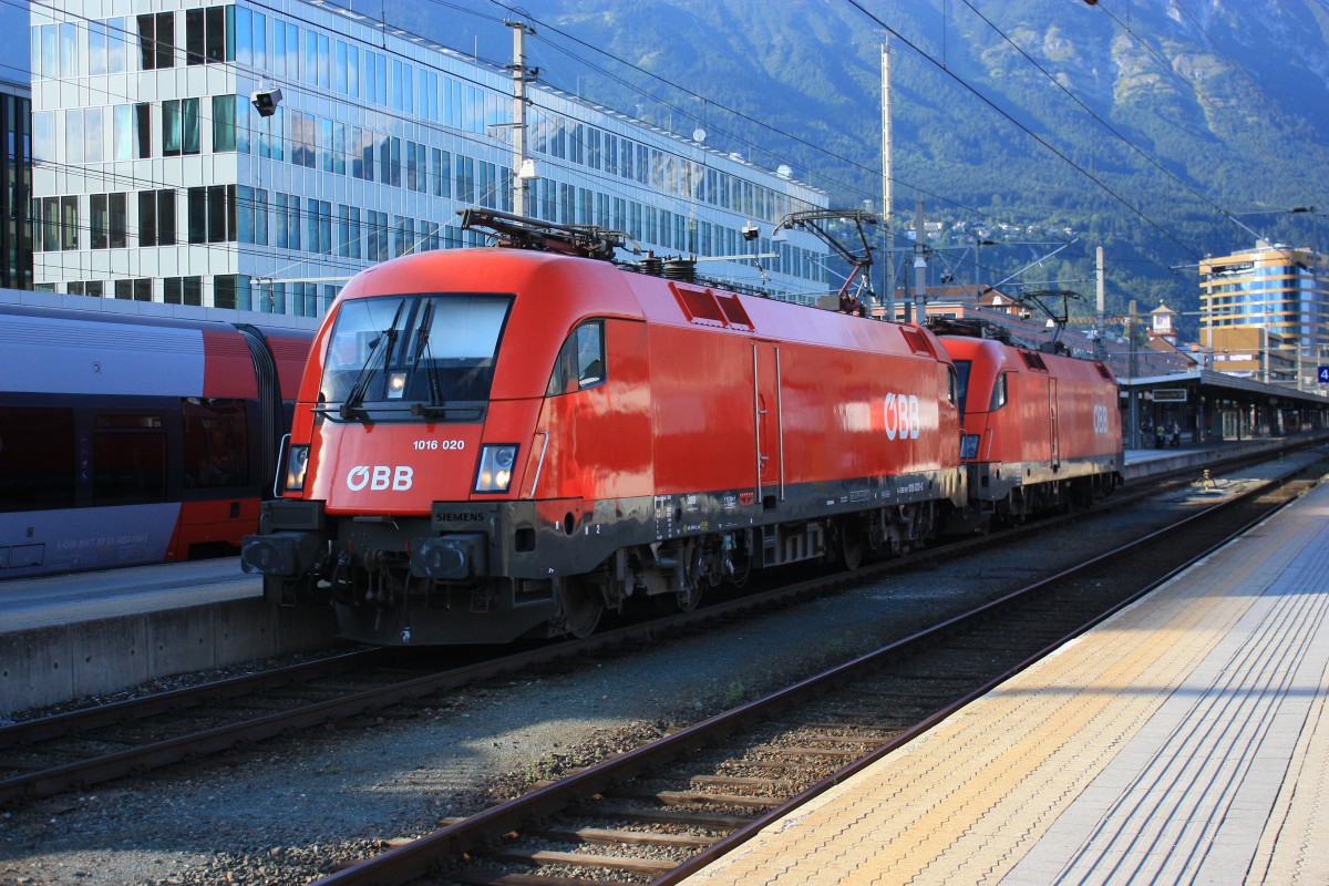 1016 020-8 mit unbekannter 1116 bei der durchfahrt des Innsbrucker Bahnhof am 15. August 2013.