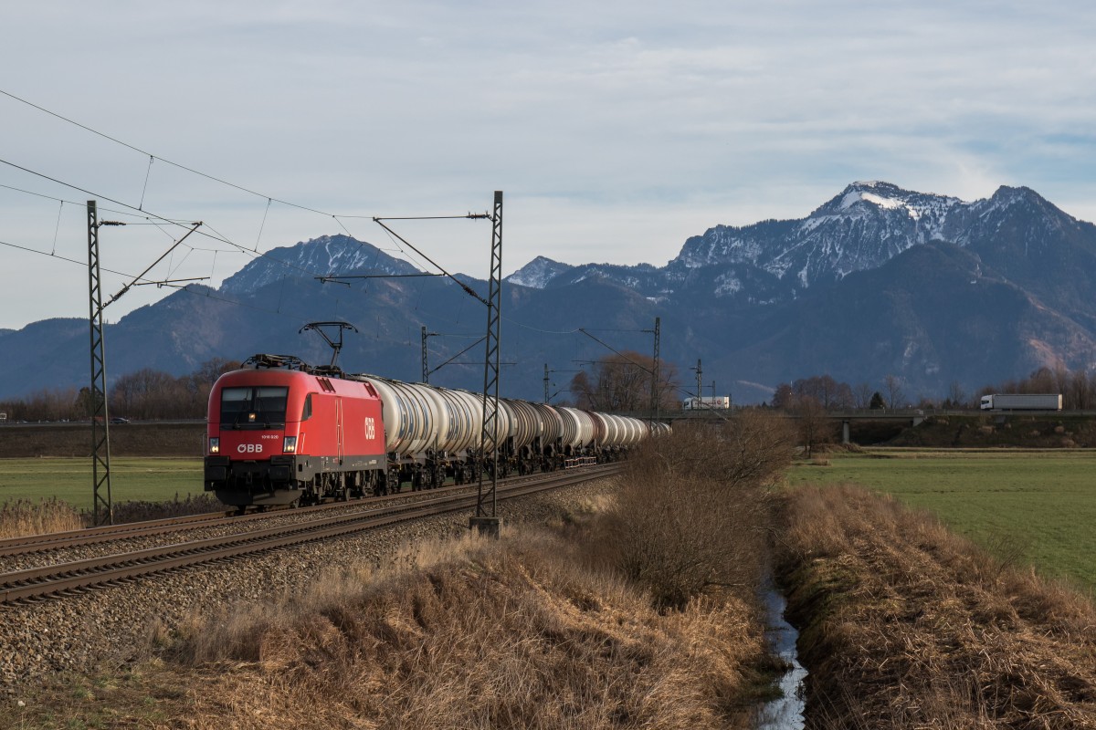 1016 020 mit einem Kesselwagenzug am 11. Dezember 2015 bei Bernau am Chiemsee.
