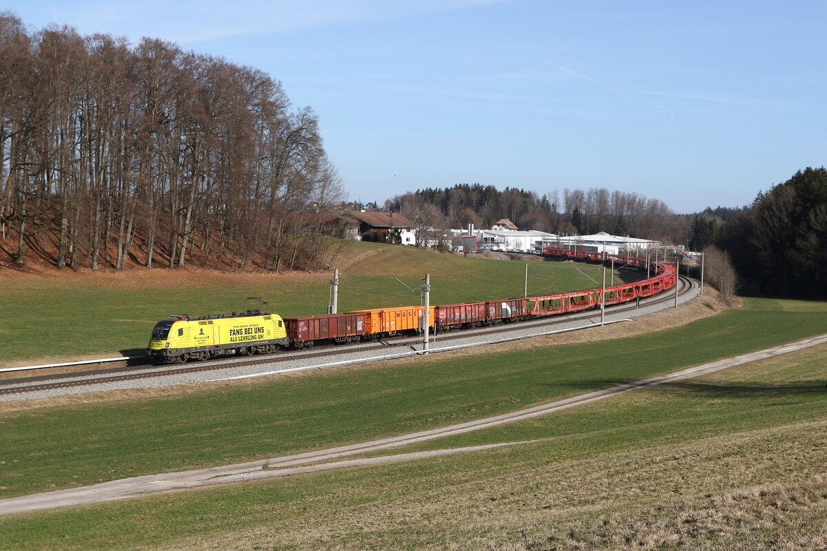 1016 020  Profis am Werk  mit einem gemischten Gterzug aus Salzburg kommend am 5. Februar 2024 bei Axdorf im Chiemgau.