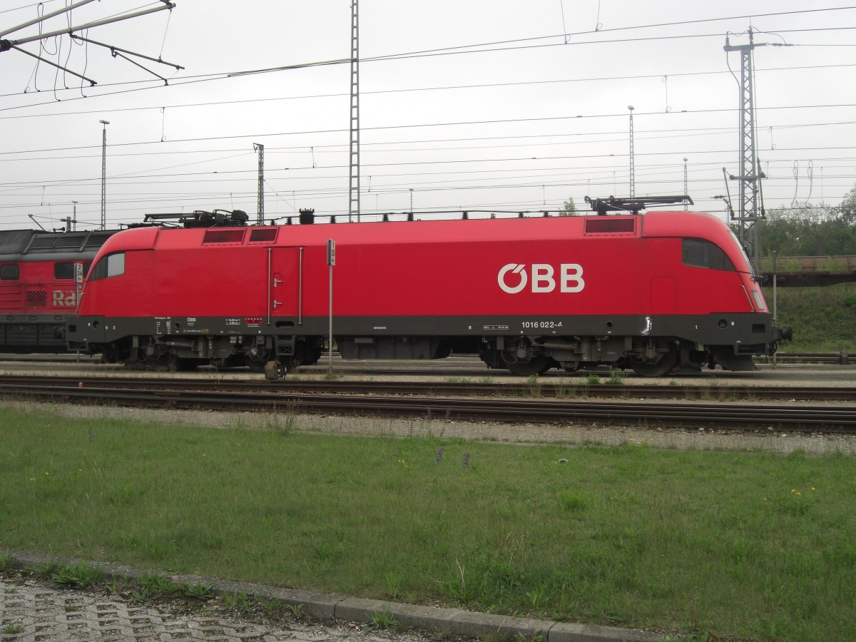 1016 022-4 ist am 15. Mai 2009 im Rangierbahnhof München Nord abgestellt.