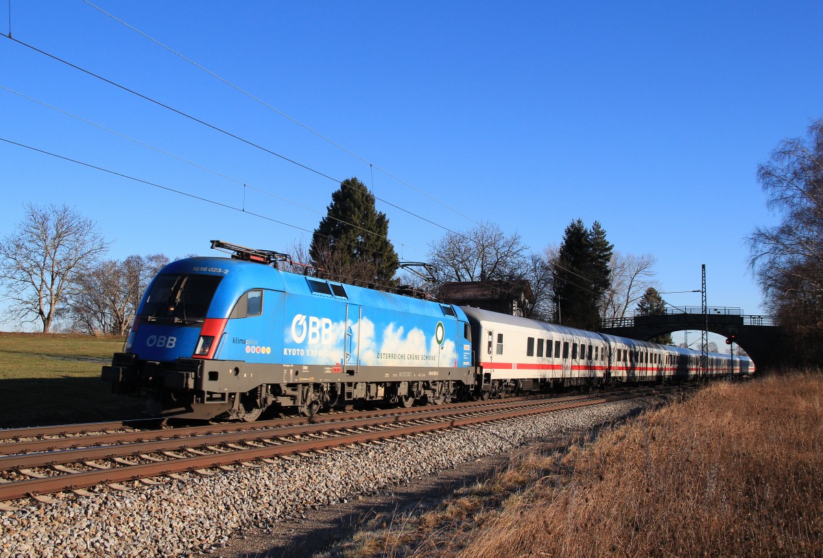 1016 023-2  ÖBB Grüne Schiene  aus Salzburg kommend, am 14. Dezember 2013 bei Übersee.