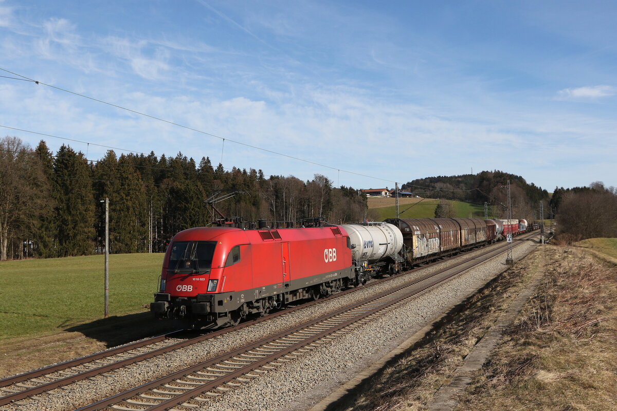 1016 023 mit einem gemischten Gterzug aus Salzburg kommend am 22. Februar 2023 bei Htt im Chiemgau.