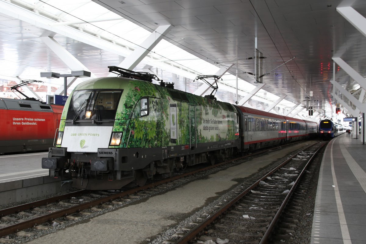 1016 023 in der überdachten Bahnsteighalle des Salzburger Hauptbahnhofs am 5. Januar 2015.