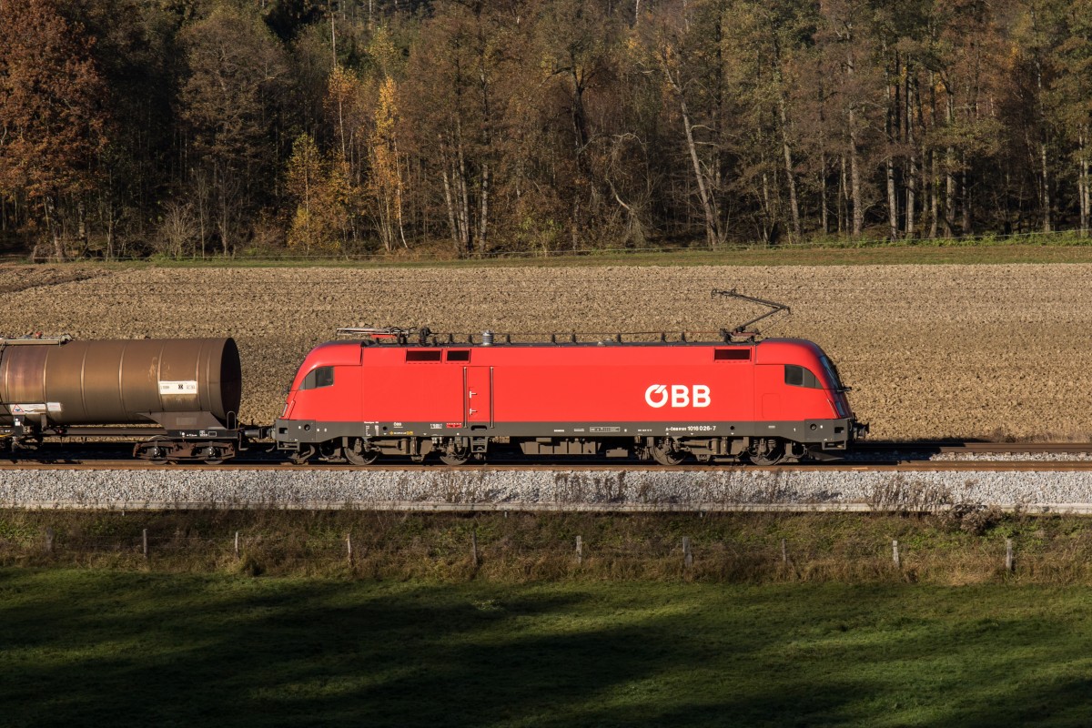 1016 026-7 auf dem Weg nach Salzburg am 3. November 2015 bei Wessen.
