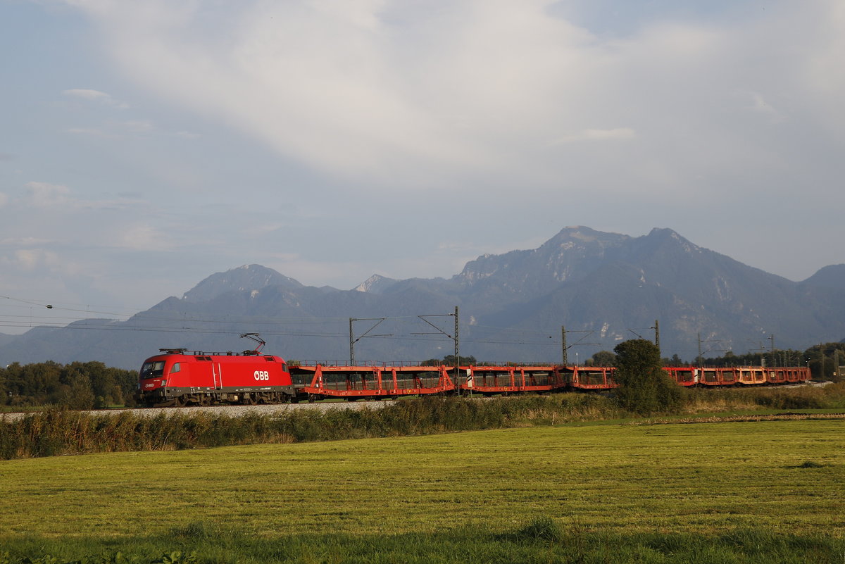 1016 026 zog am 18. September 2018 einen leeren Autowagenzug bei Bernau in Richtung Mnchen.
