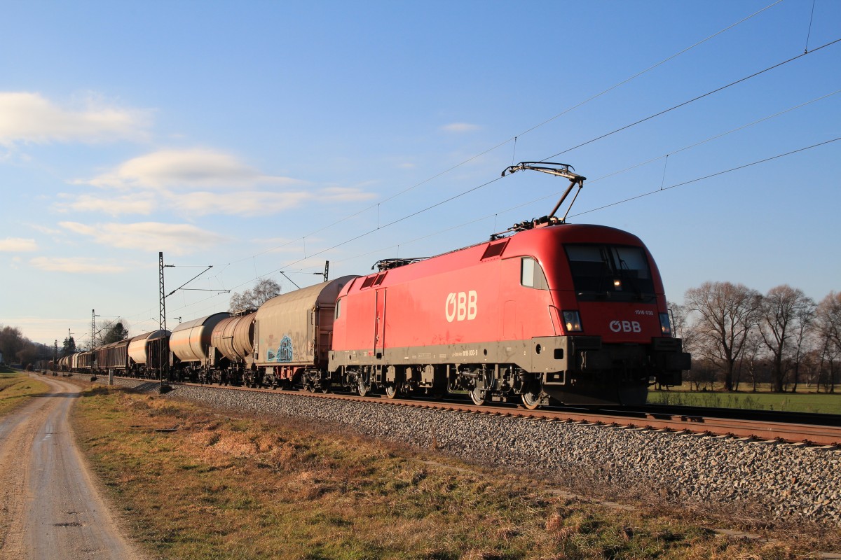 1016 030-7 mit einem gemischten Gterzug auf dem Weg nach Salzburg. Aufgenommen am 14. Dezember 2013 bei bersee.