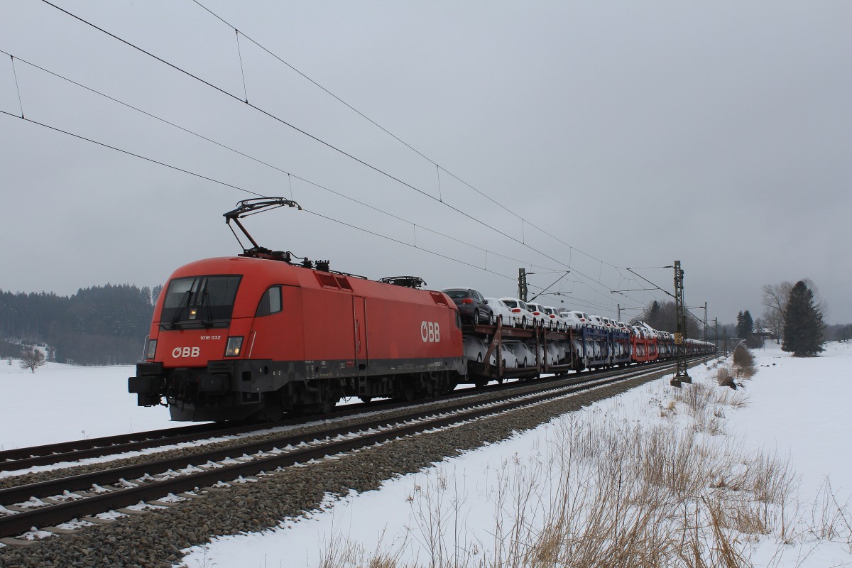 1016 032-3 zieht am 17. Februar 2013 einen Autozug bei bersee in Richtung Salzburg.