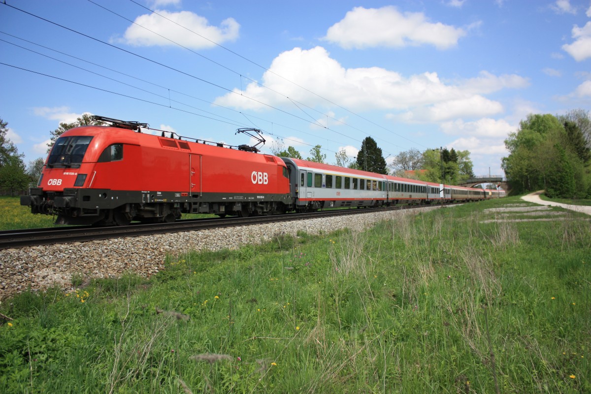 1016 035-6 ist am 5. Mai 2013 bei bersee in Richtung Mnchen unterwegs.
