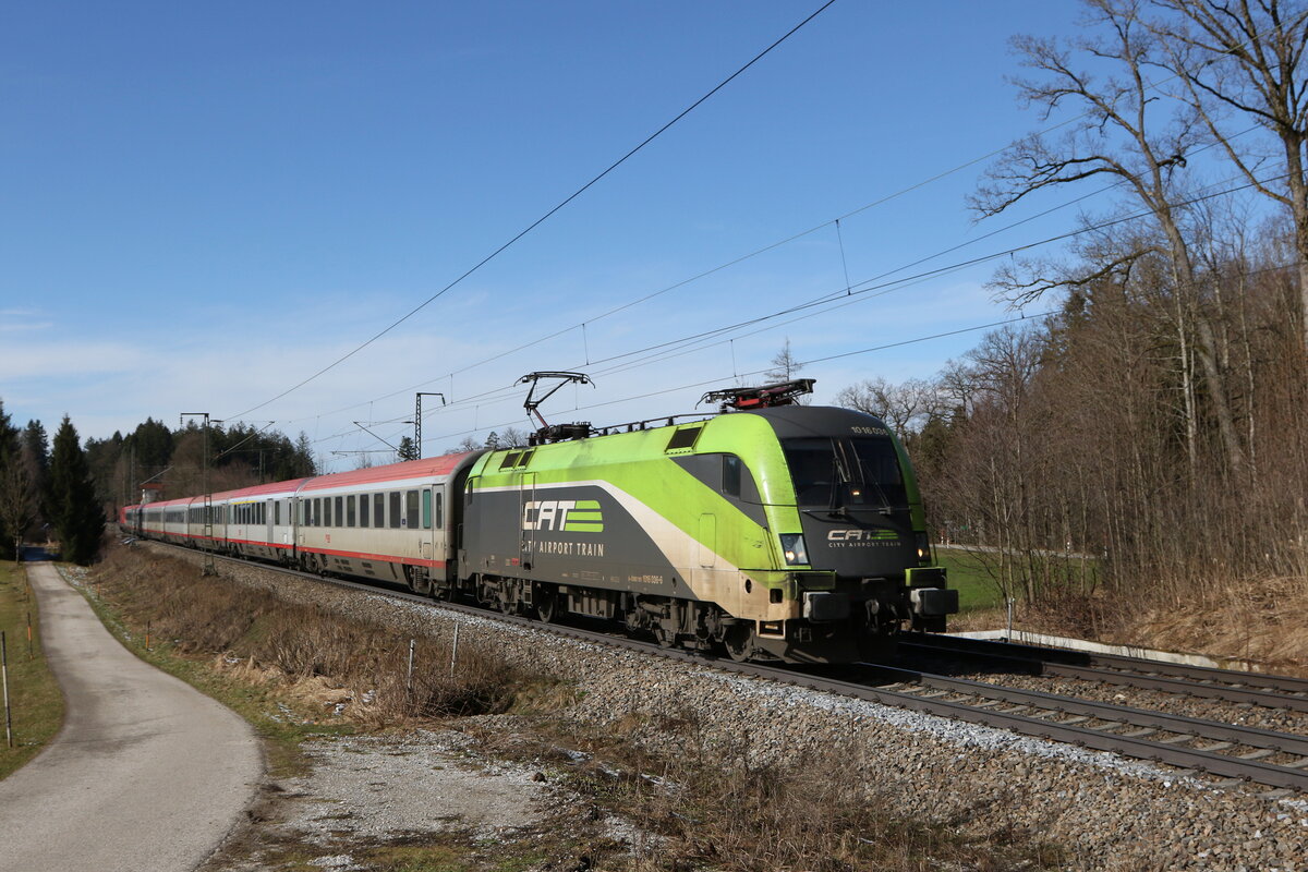 1016 036  CAT  mit einem  EC  aus Mnchen kommend am 24. Februar 2024 bei Hufschlag/Traunstein.