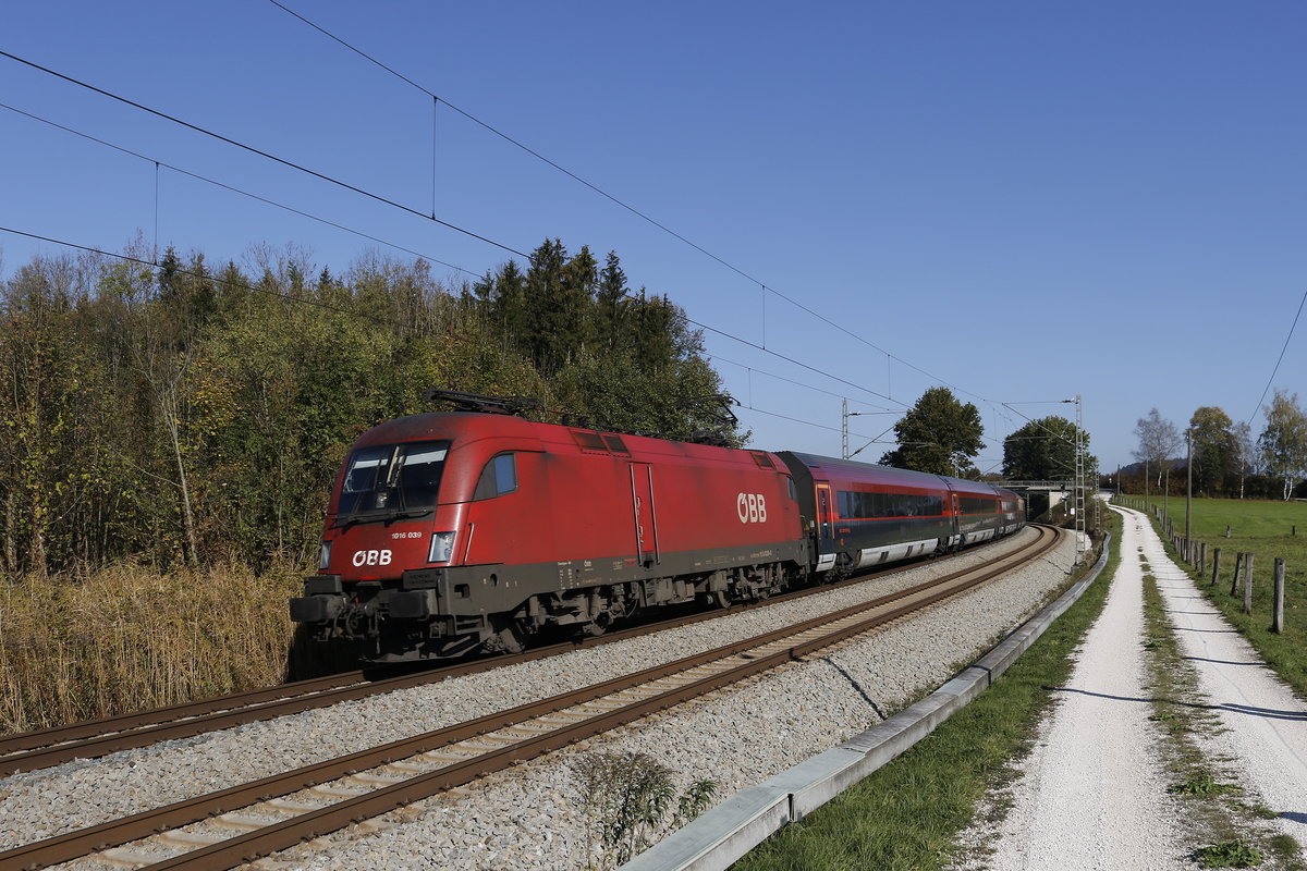 1016 039 mit einer  Railjet-Garnitur  aus Salzburg kommend am 22. Oktober 2018 bei Grabensttt.