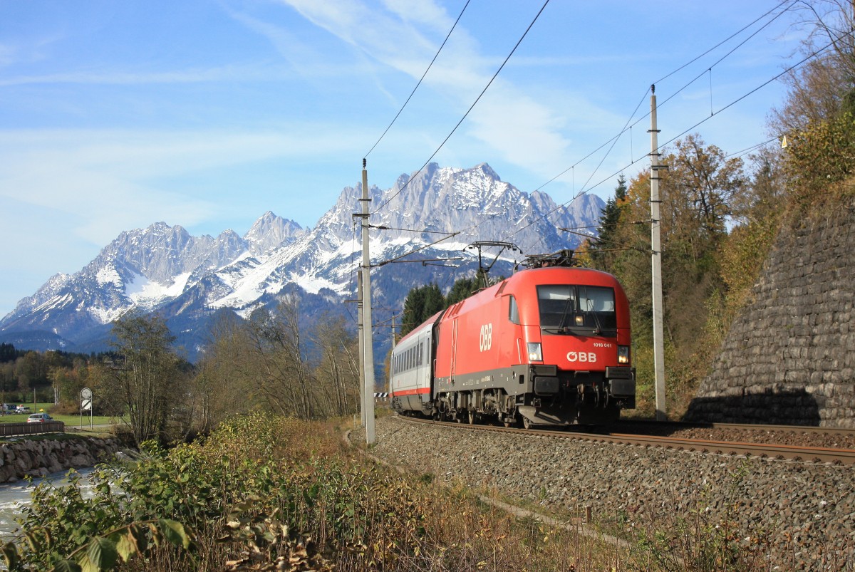 1016 041 ist am 1. November 2014 bei S.t Johann auf dem Weg in Richtung Saalfelden.